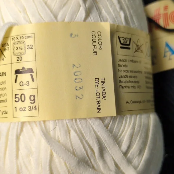 Katia Buffalo Yarn Lot - 12 skeins Navy and 1 skein White - Picture 5 of 5